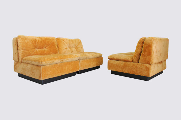 Italian lounge sofa by Saporiti