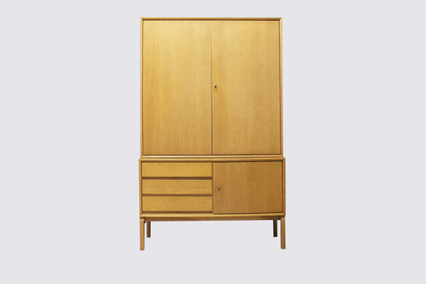 13DD108 linen cupboard by Marian Grabinski